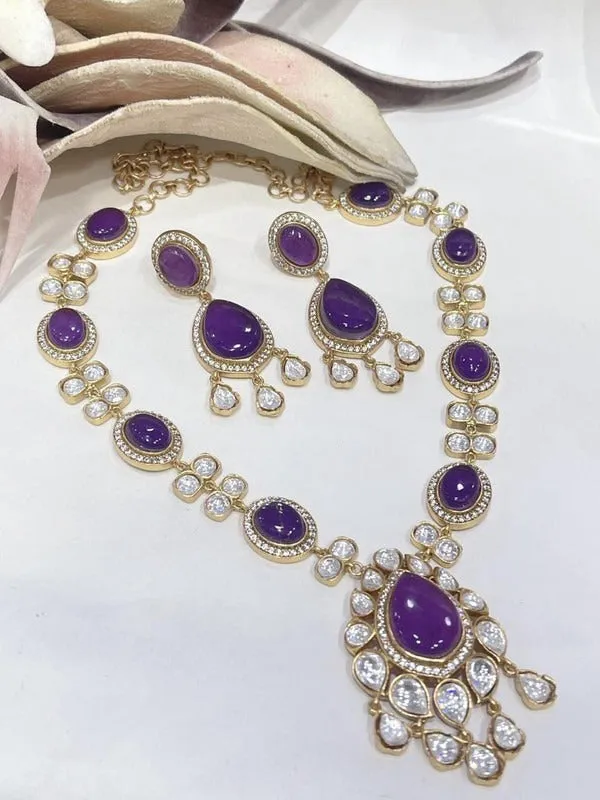 Adroable Kundan Set With Precious Stone