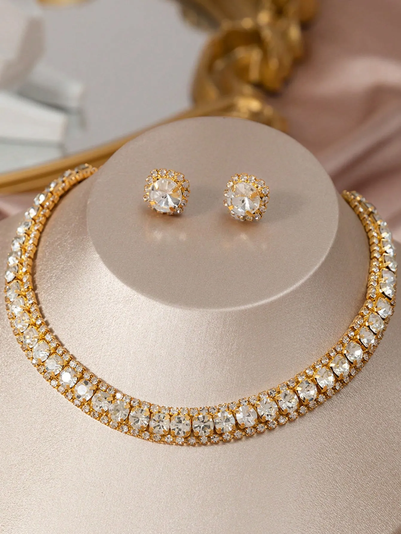 Elegant Crystal Jewelry Set: Dazzling Necklace and Earrings