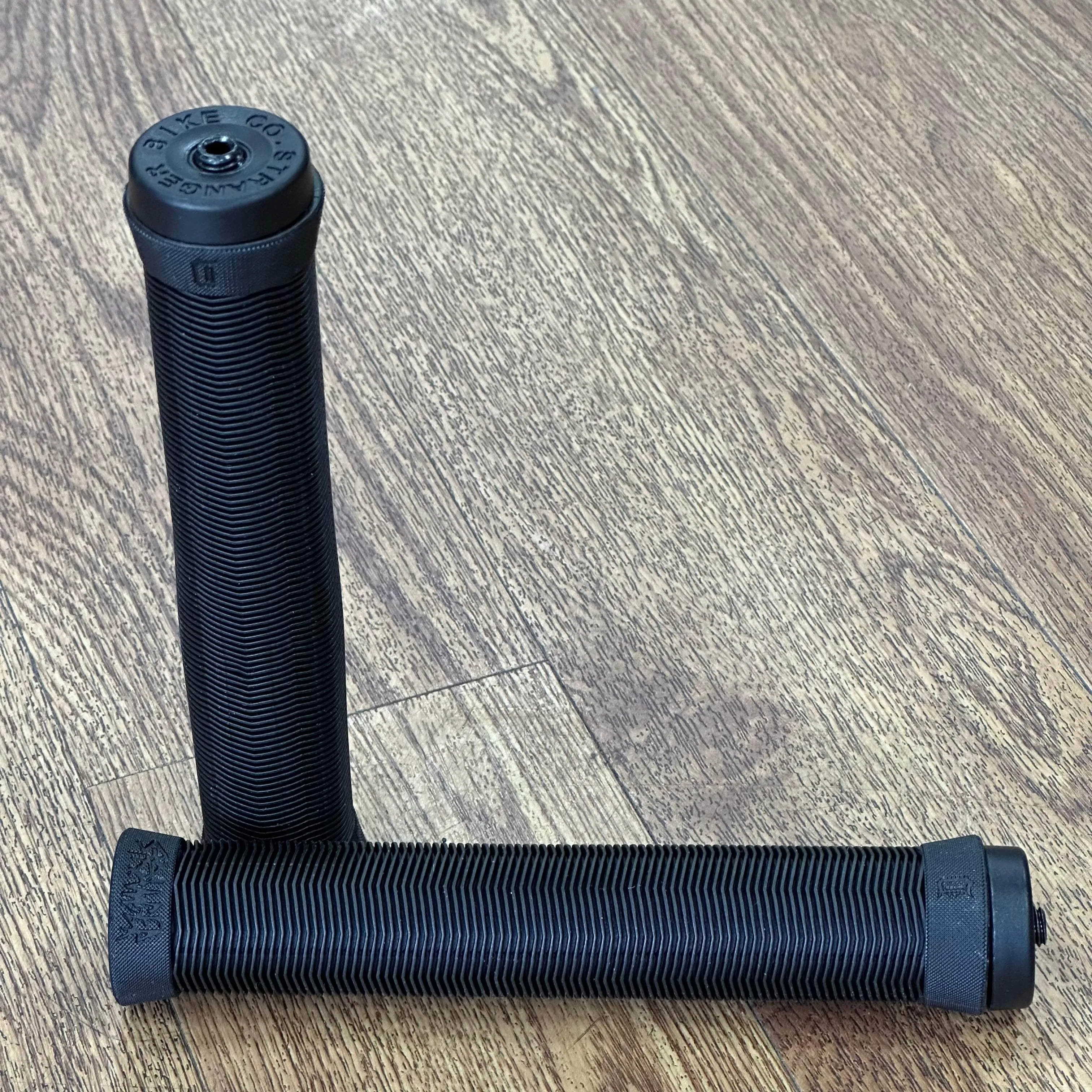 Stranger Piston Kraton Grips Black