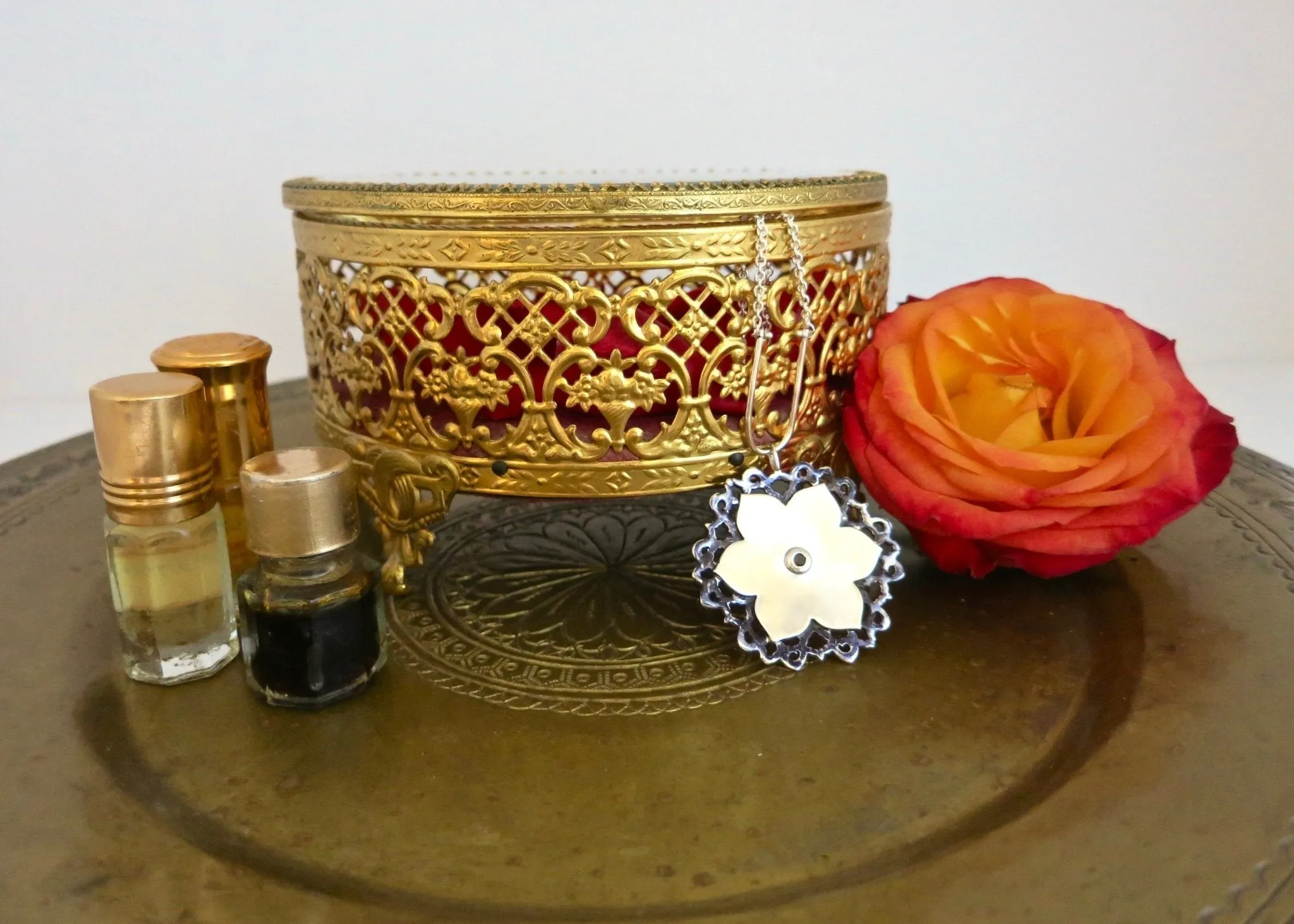 Stunning, dual-tone, Mughal lotus necklace