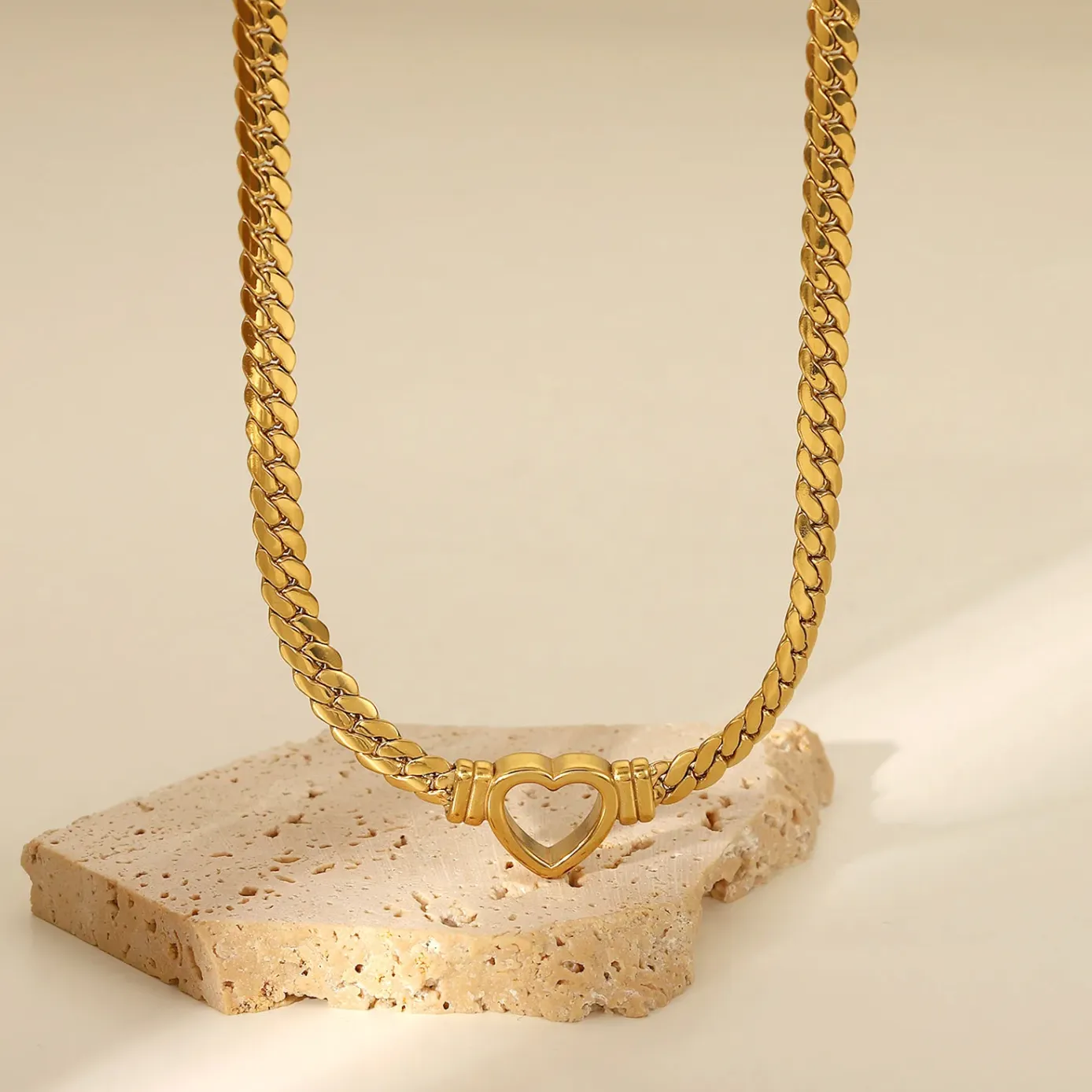 VENUS 18K GOLD PLATED HEART NECKLACE