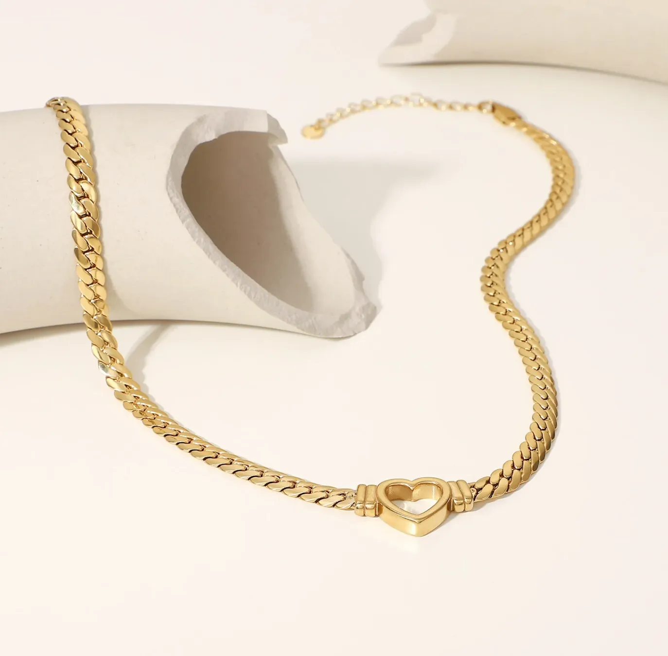 VENUS 18K GOLD PLATED HEART NECKLACE
