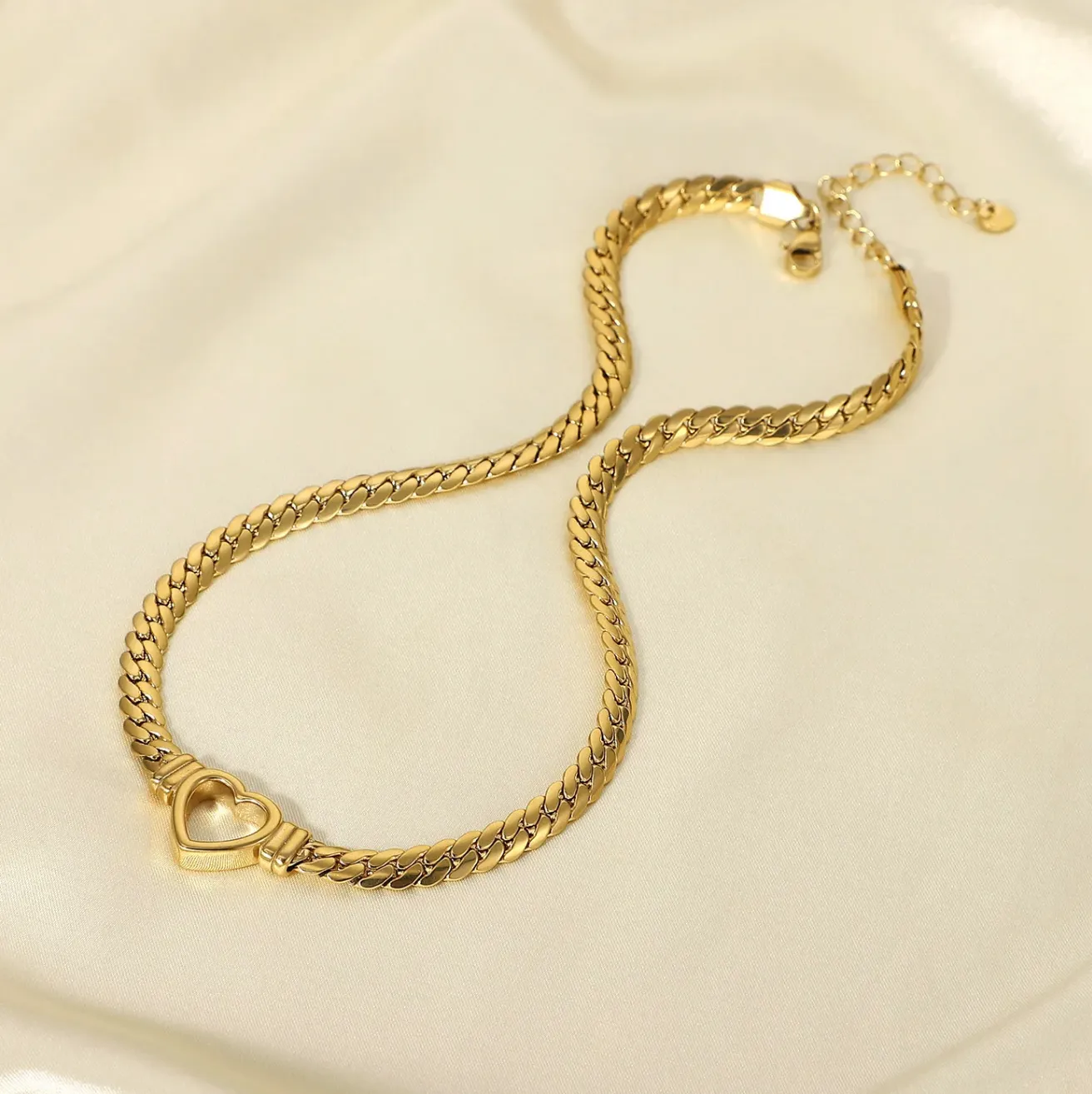 VENUS 18K GOLD PLATED HEART NECKLACE