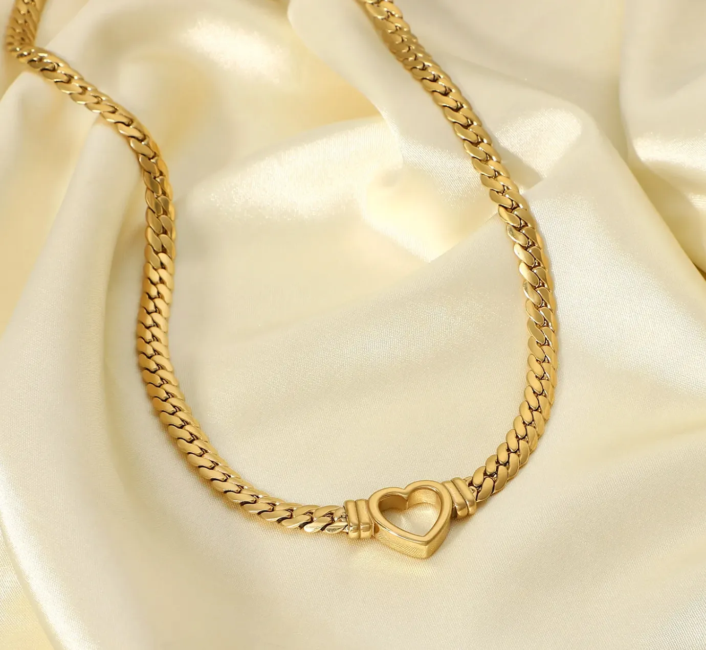 VENUS 18K GOLD PLATED HEART NECKLACE